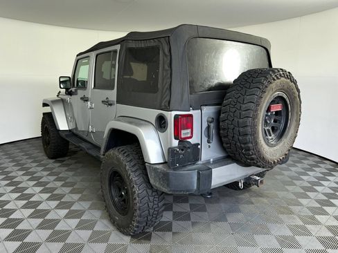 Used 2018 Jeep Wrangler Unlimited Sahara AWD/4WD image 7