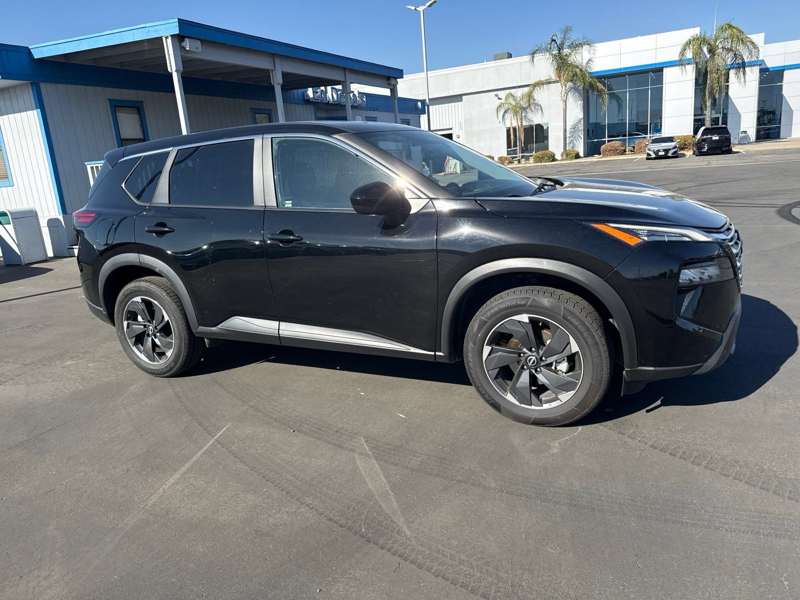 Used 2024 Nissan Rogue SV FWD image 1