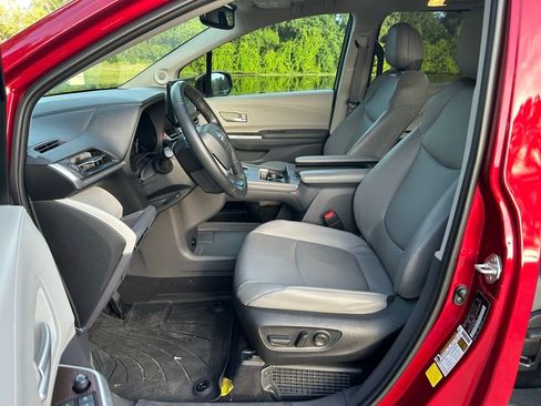 Used 2022 Toyota Sienna XLE w/ XLE Plus Package FWD image 16