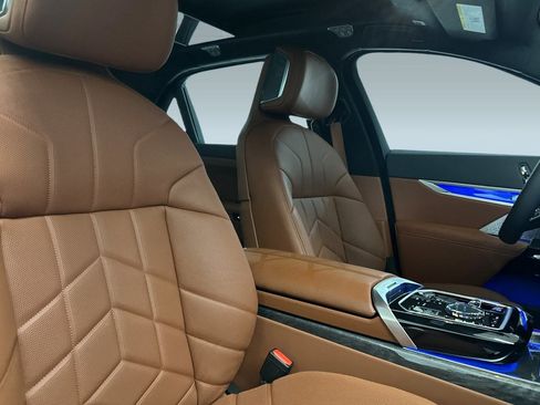 Used 2025 BMW i7 xDrive60 image 32