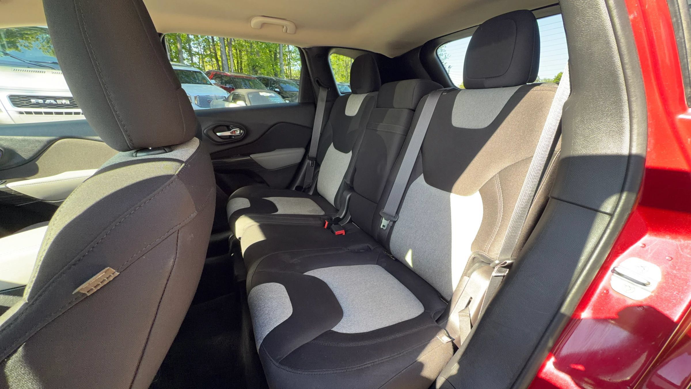 Used 2014 Jeep Cherokee Latitude w/ Cold Weather Group AWD/4WD image 27