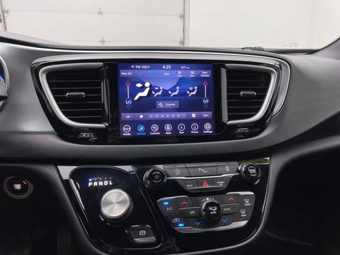 Used 2020 Chrysler Pacifica Touring-L Plus w/ S Appearance Package FWD image 27