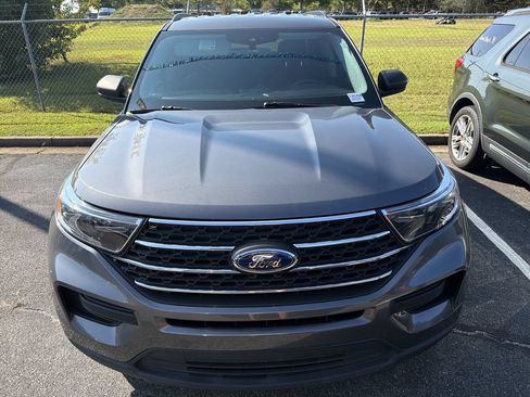 Used 2022 Ford Explorer XLT RWD image 2