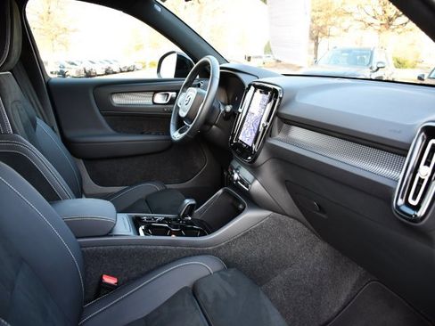 Certified 2025 Volvo XC40 B5 Plus image 30