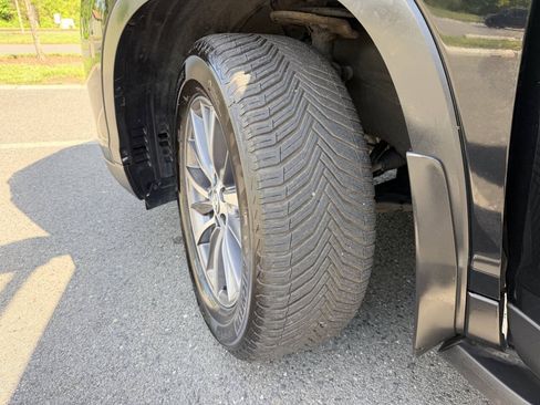 Used 2019 Toyota Highlander XLE AWD/4WD image 38