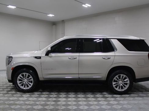 Used 2022 GMC Yukon SLT w/ SLT Premium Package image 9