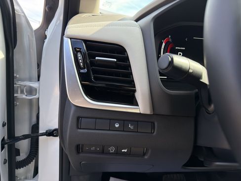 Used 2025 Nissan Rogue SL w/ Tech Package FWD image 16