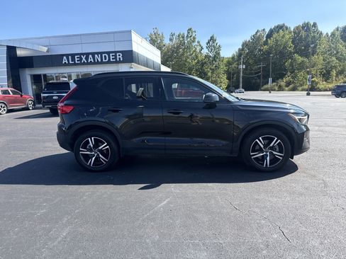 Used 2024 Volvo XC40 B5 Core image 2