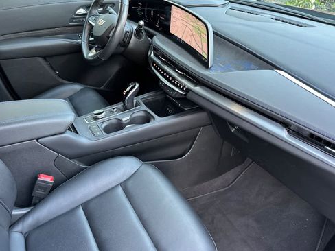 Used 2024 Cadillac XT4 Sport w/ Technology Package image 17