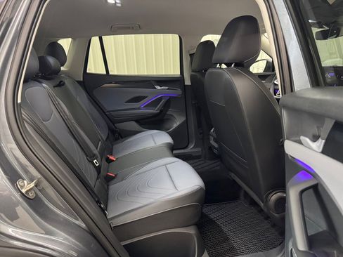 Used 2025 Volkswagen Tiguan SE image 33