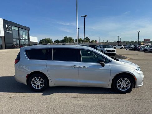 Used 2024 Chrysler Pacifica Touring-L FWD image 33