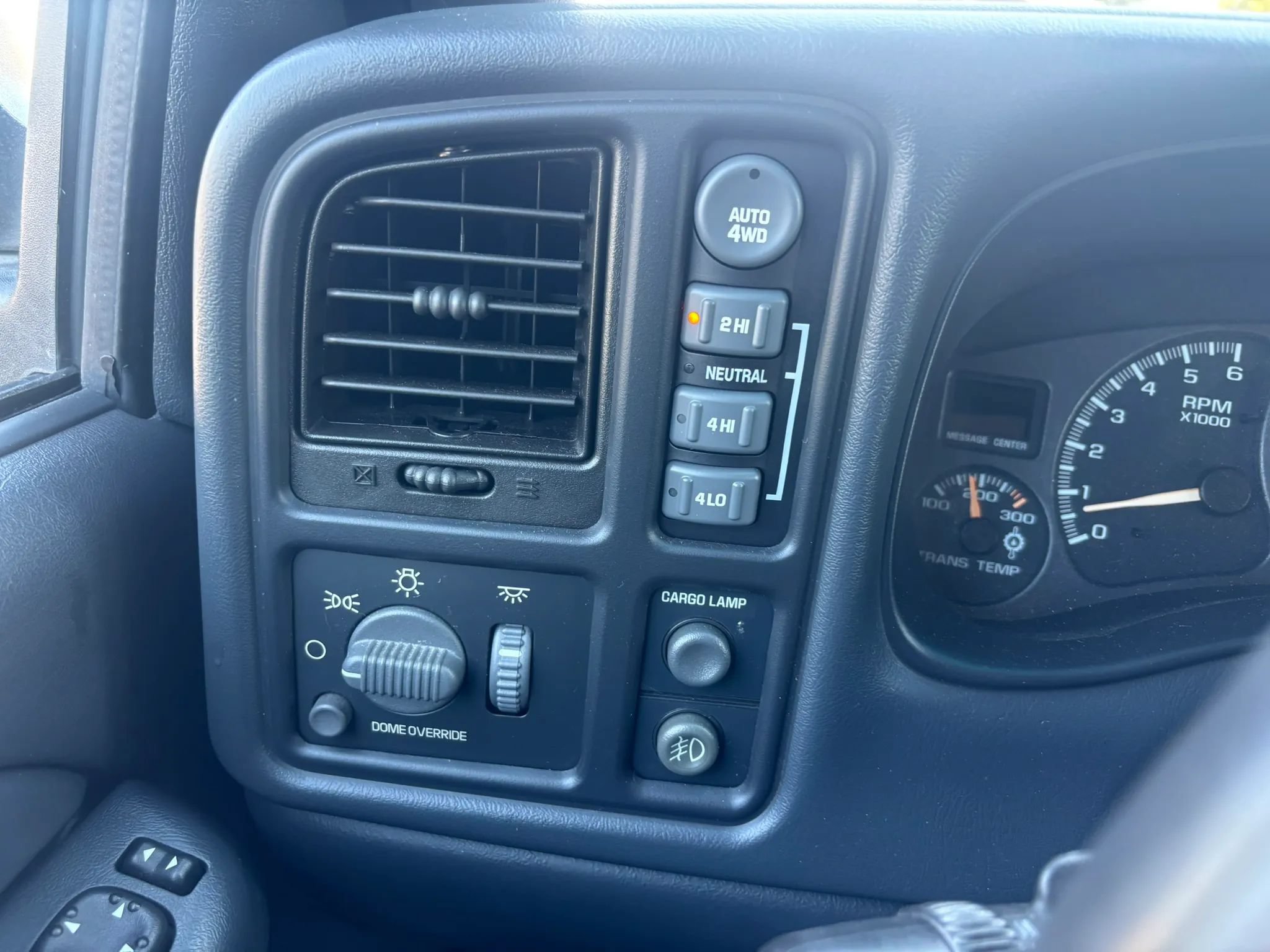 Used 2002 Chevrolet Avalanche 2500 w/ Convenience Pkg AWD/4WD image 20