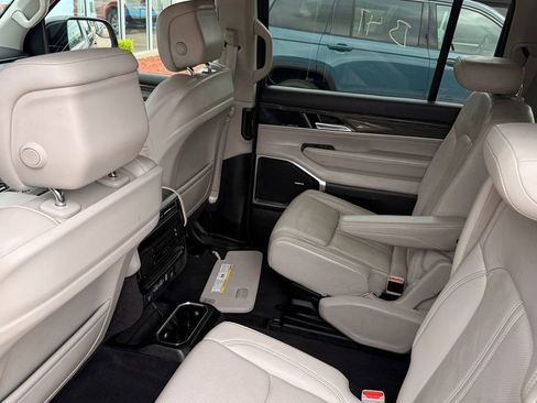 Used 2022 Jeep Wagoneer Series III w/ Flexible Seating Group RWD image 4