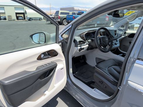 Used 2022 Chrysler Pacifica Limited FWD image 10