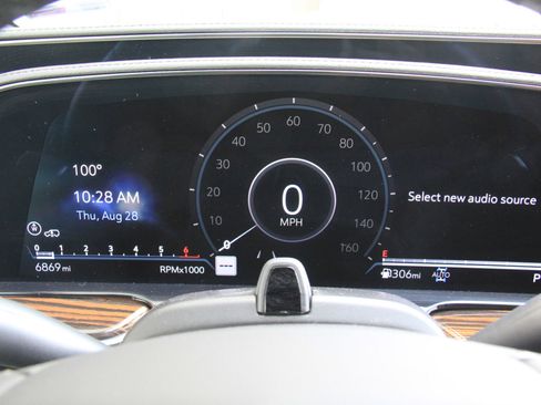 Used 2024 Cadillac Escalade Premium Luxury w/ Performance Package image 13