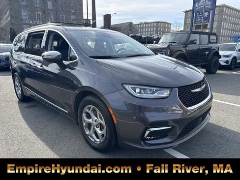 Used 2023 Chrysler Pacifica Limited image 2