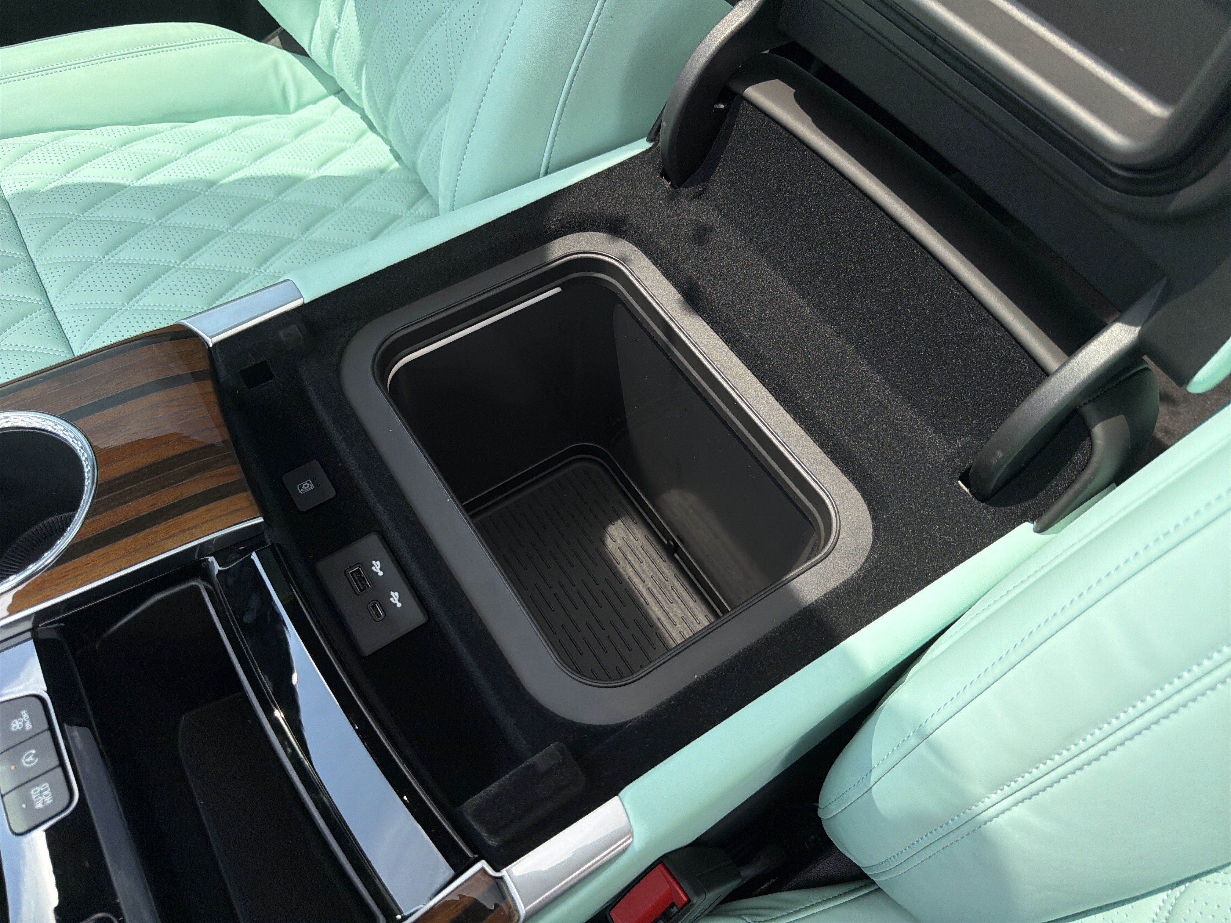 Used 2026 Cadillac Escalade Platinum Sport w/ LPO, Floor Liner Package AWD/4WD image 85