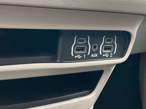 Used 2023 Chrysler Pacifica Touring-L image 26