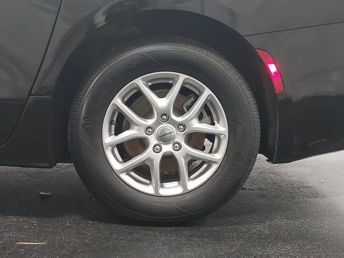 Used 2025 Chrysler Pacifica Select image 35