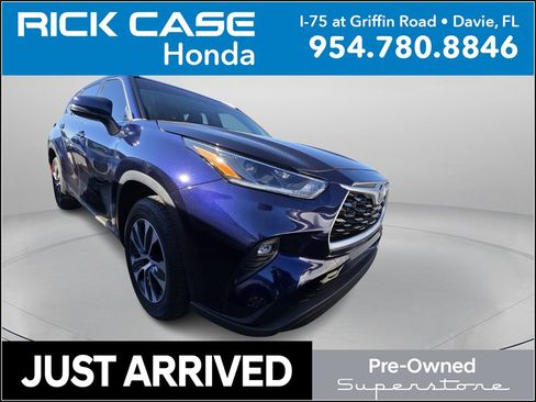 Used 2021 Toyota Highlander XLE image 1