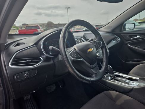 Used 2018 Chevrolet Malibu LT w/ Driver Confidence Package image 2