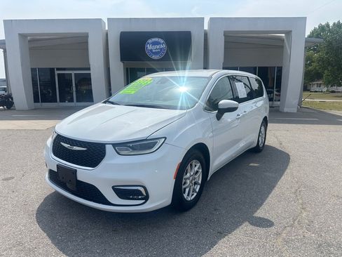 Used 2023 Chrysler Pacifica Touring-L FWD image 1