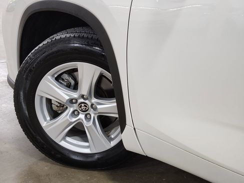 Used 2021 Toyota Highlander LE image 23