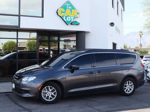 Used 2021 Chrysler Voyager Lxi image 4