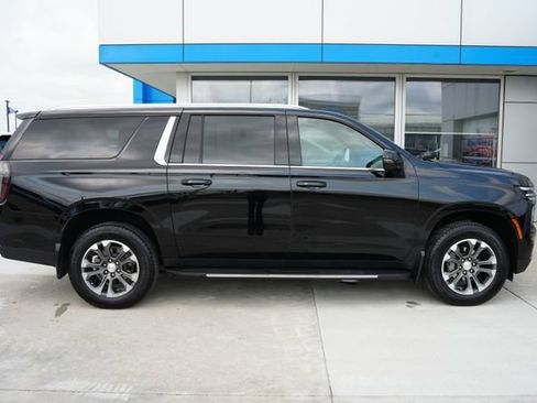 Used 2025 Chevrolet Suburban LT w/ Comfort Package AWD/4WD image 36