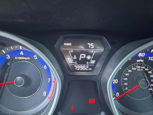 Used 2015 Hyundai Elantra SE w/ Option Group 02 FWD image 6