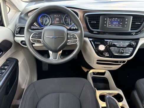 Used 2017 Chrysler Pacifica LX FWD image 18