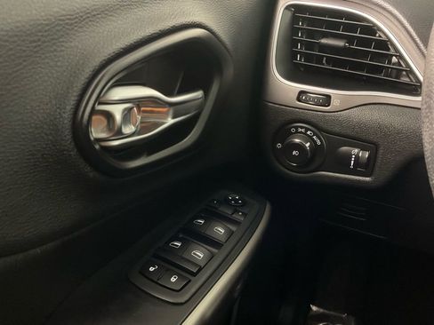 Used 2019 Jeep Cherokee Latitude w/ Popular Appearance Group image 18