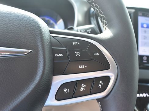 Used 2024 Chrysler Pacifica Touring-L FWD image 22