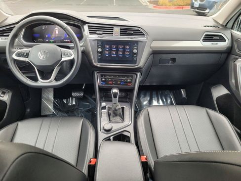 Certified 2024 Volkswagen Tiguan SE AWD/4WD image 18