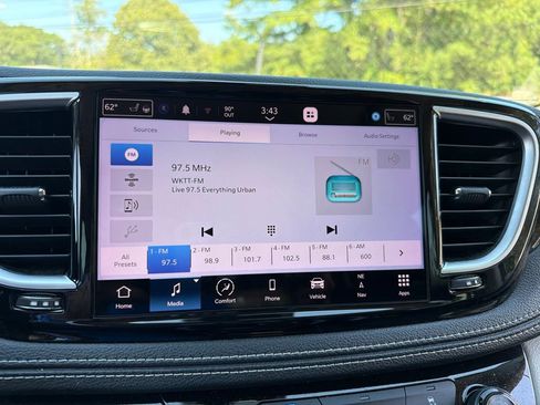 Used 2023 Chrysler Pacifica Limited FWD image 10