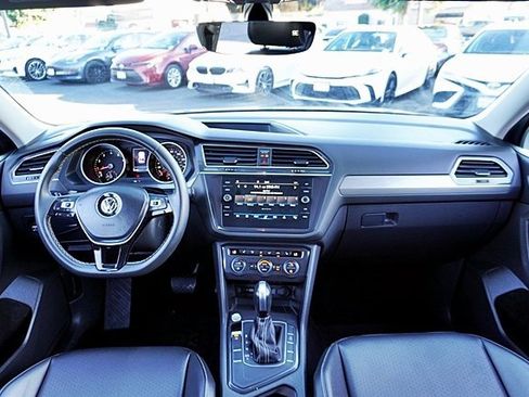 Used 2021 Volkswagen Tiguan SE image 18