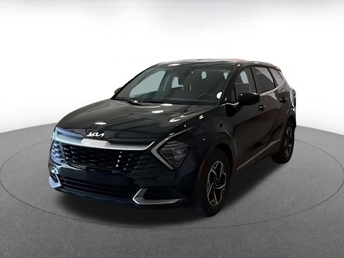 Used 2025 Kia Sportage LX image 4