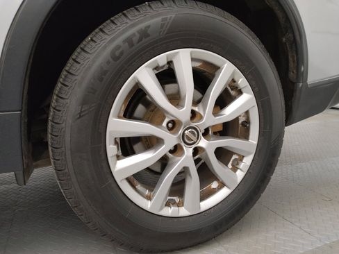 Used 2017 Nissan Rogue SV w/ SV Premium Package image 31