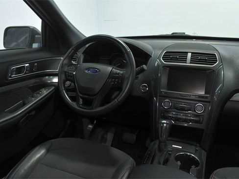 Used 2019 Ford Explorer XLT image 21