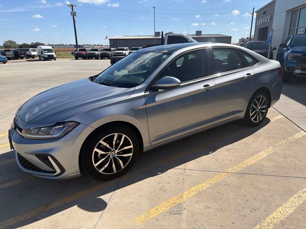 Used 2025 Volkswagen Jetta SE FWD image 3