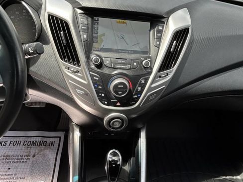 Used 2017 Hyundai Veloster Value Edition image 15