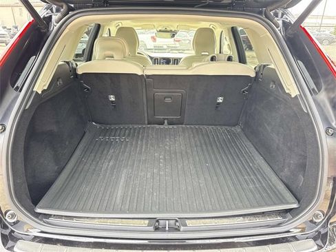 Used 2021 Volvo XC60 T5 Momentum w/ Premium Package image 13