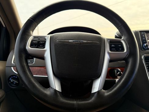 Used 2015 Chrysler Town & Country Touring w/ Driver Convenience Group image 32