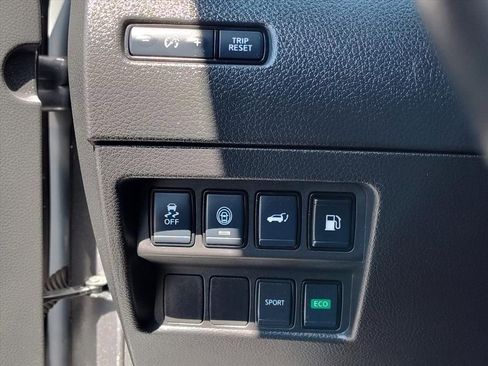 Used 2020 Nissan Rogue SV FWD image 18
