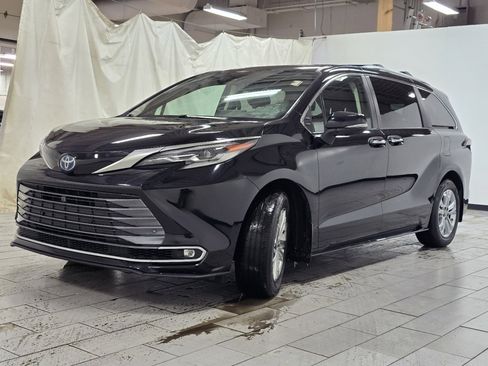 Used 2022 Toyota Sienna Platinum image 16