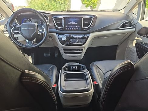 Used 2019 Chrysler Pacifica Touring-L FWD image 38