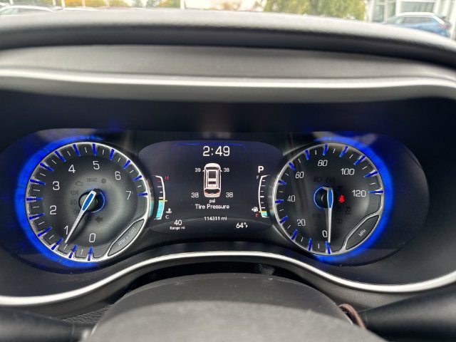 Used 2022 Chrysler Pacifica Touring-L w/ Uconnect Theater Family Group FWD image 11