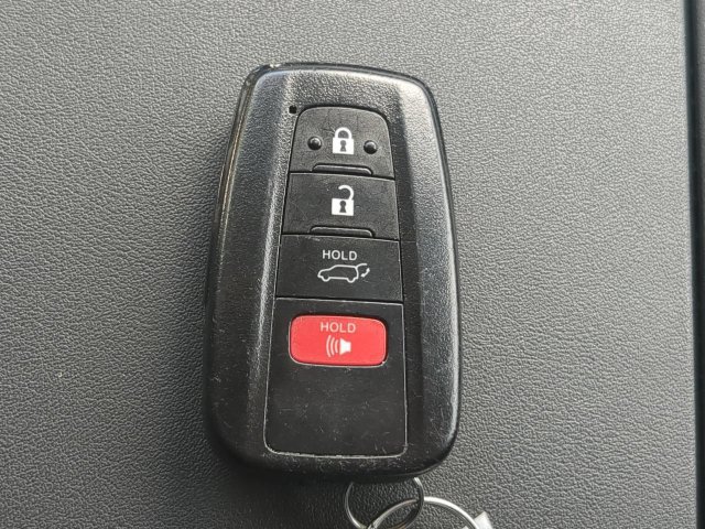 Used 2021 Toyota Highlander LE FWD image 27