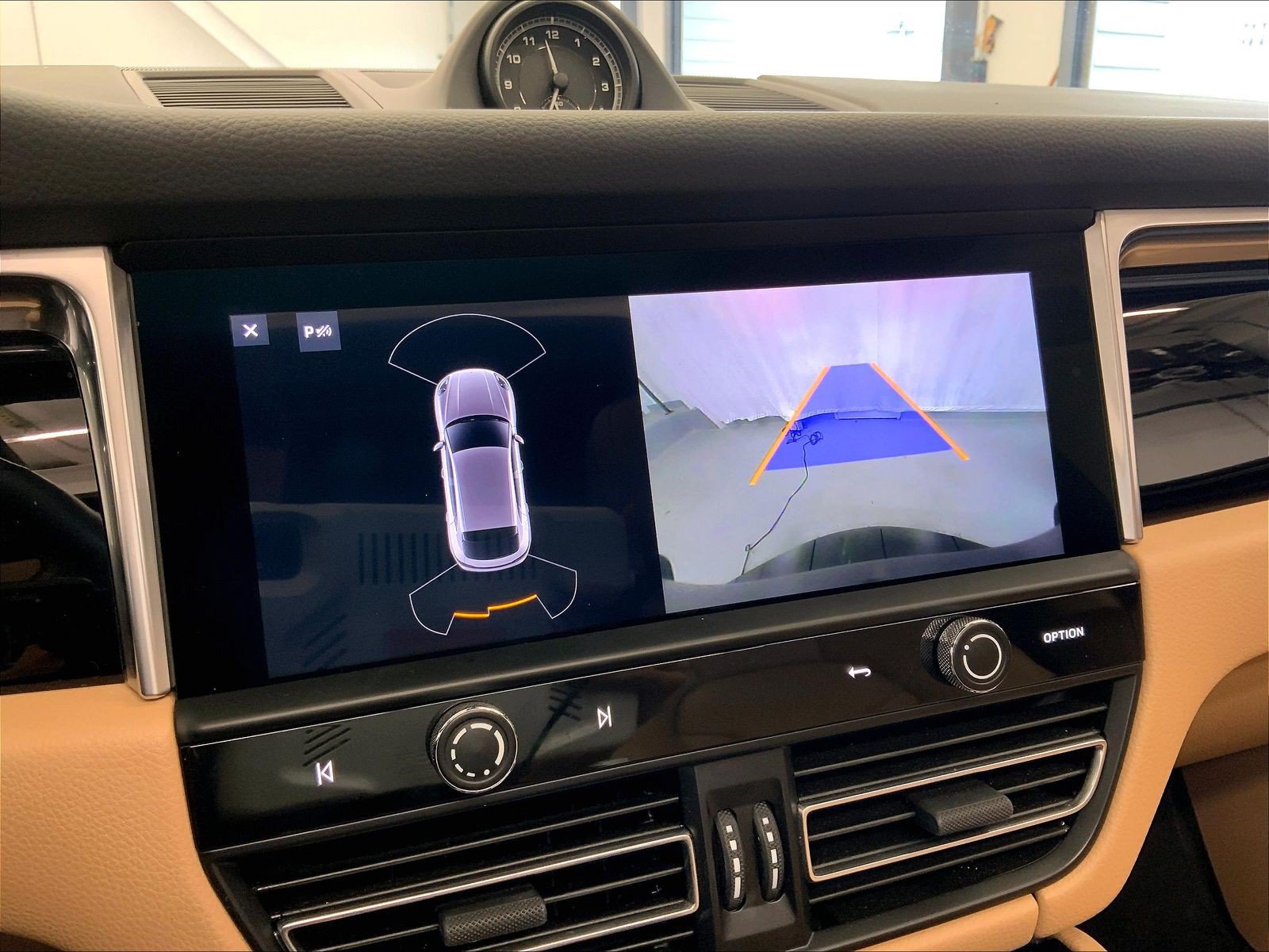 Certified 2023 Porsche Macan AWD/4WD image 26