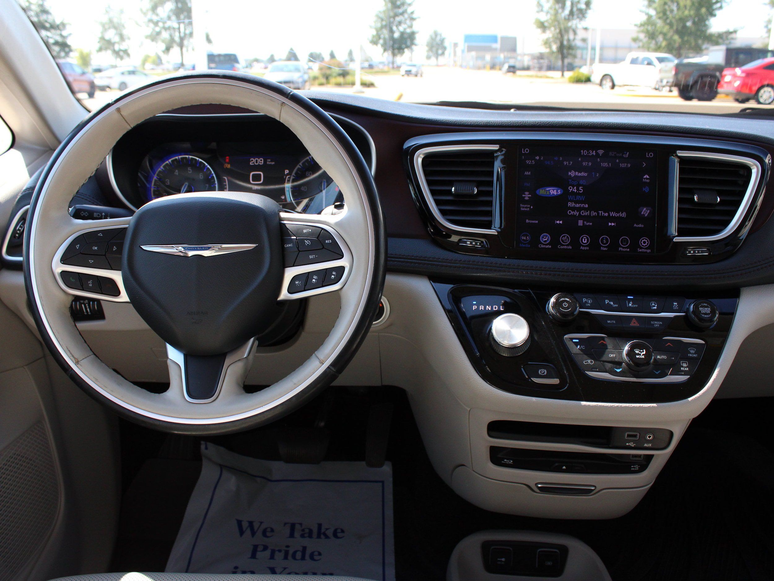 Used 2020 Chrysler Pacifica Limited w/ Tire & Wheel Group FWD image 15